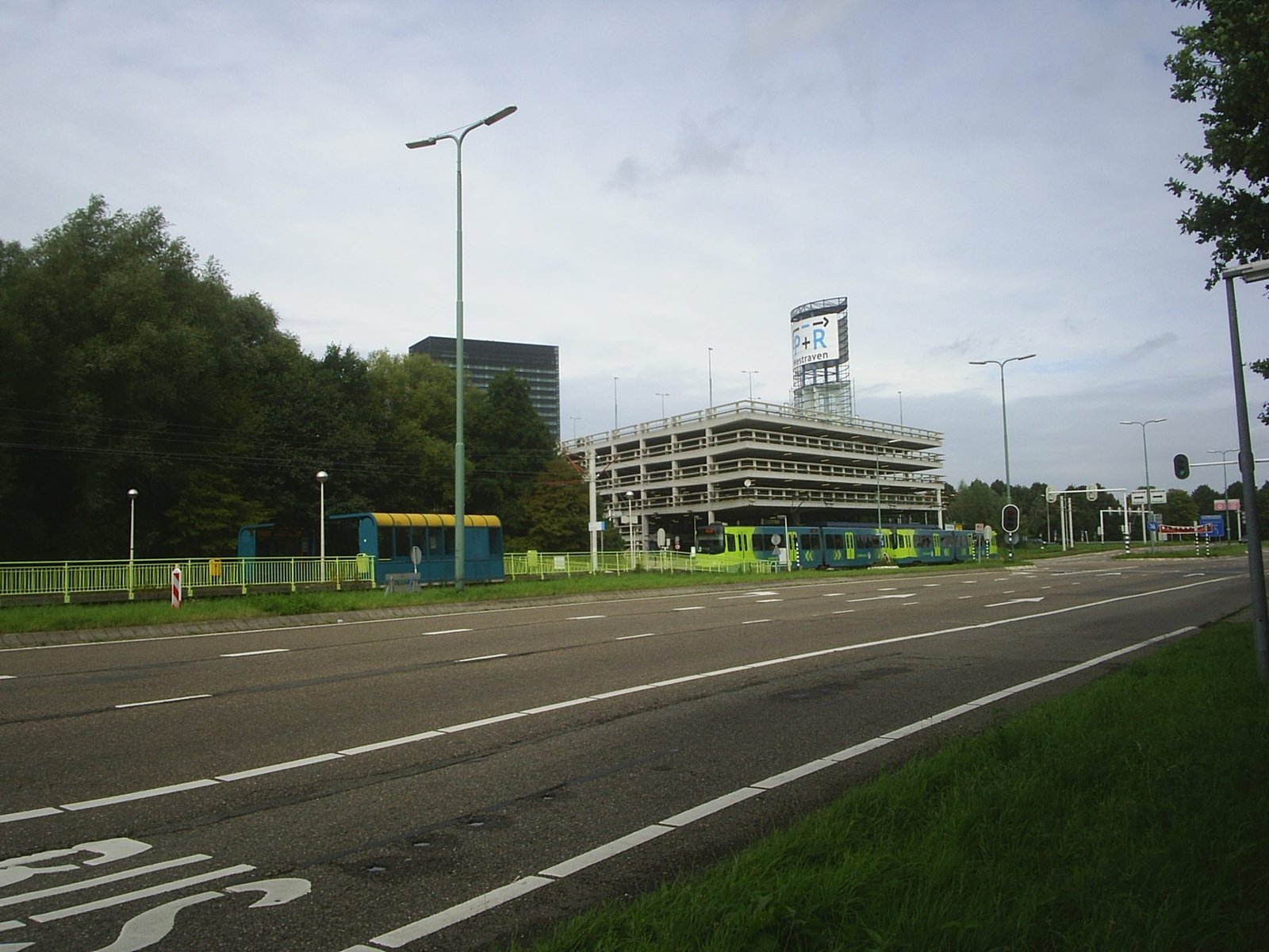Transferium P+R Westraven in Utrecht met bussen bij de halte